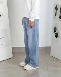 Wide-Leg Baggy Jeans