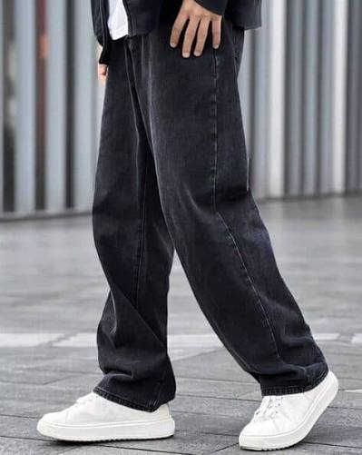 Wide-Leg Baggy Jeans